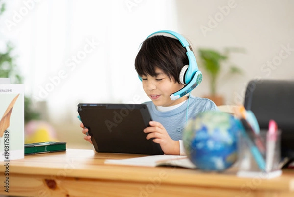 Obraz タブレットで勉強する男の子