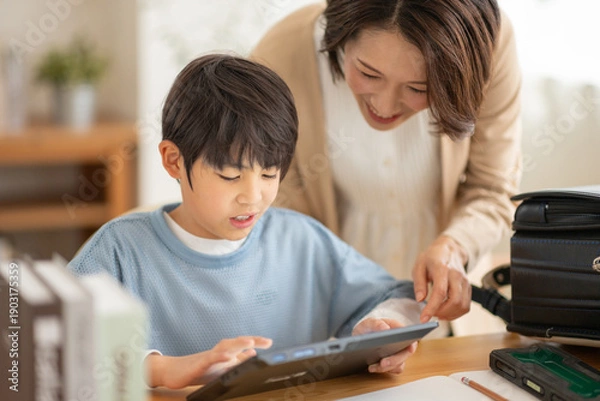 Obraz 母に勉強を教えてもらう男の子
