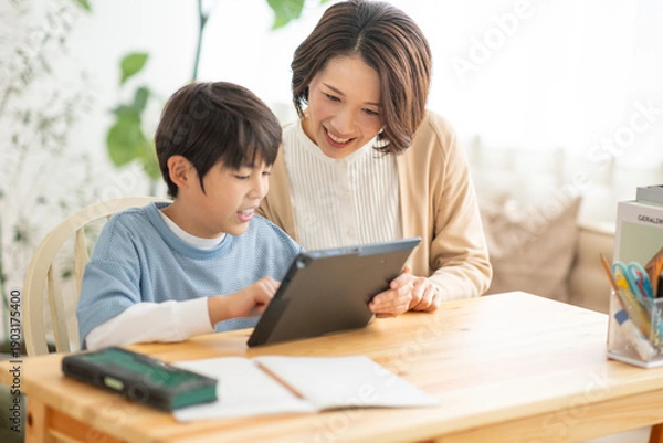 Obraz 母に勉強を教えてもらう男の子