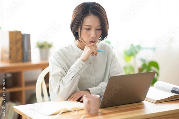 Obraz パソコンを見る女性