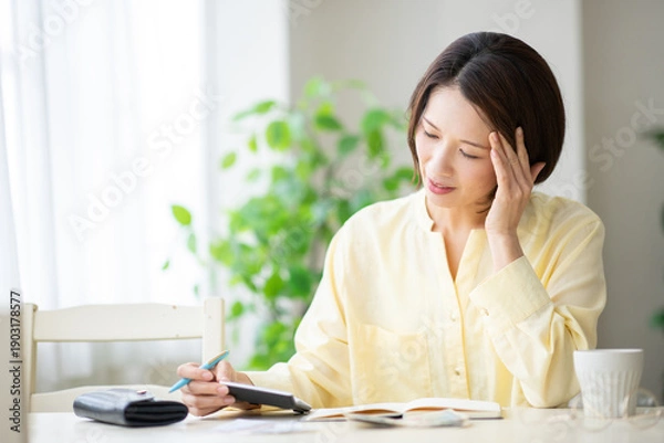 Obraz 家計簿をつける女性の手元
