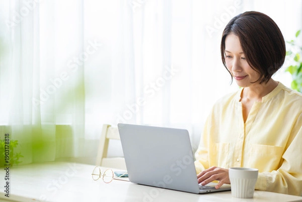 Obraz パソコンを見る女性