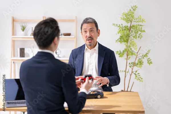 Obraz 男性　自動車　車　ディーラー　車屋　相談　