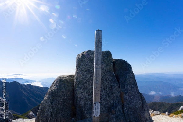 Obraz 中央アルプス・空木岳（標高2864m）の山頂標識と眼下に広がる絶景