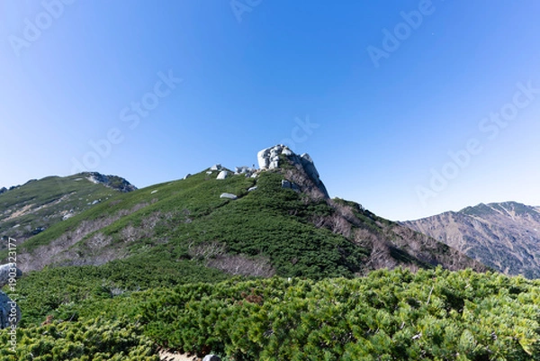 Obraz 中央アルプス・空木岳の登山道から見上げる巨岩「駒石」と青空