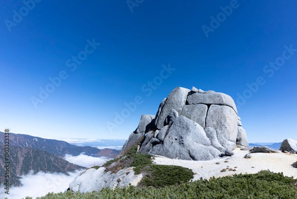 Obraz 中央アルプス・空木岳のシンボル「駒石」と広がる雲海