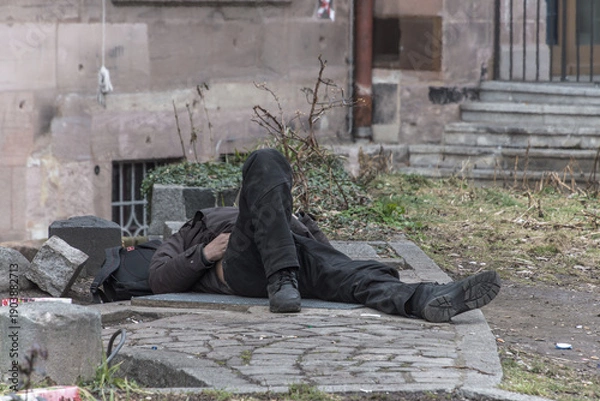 Obraz Mann liegend am Strassenrand