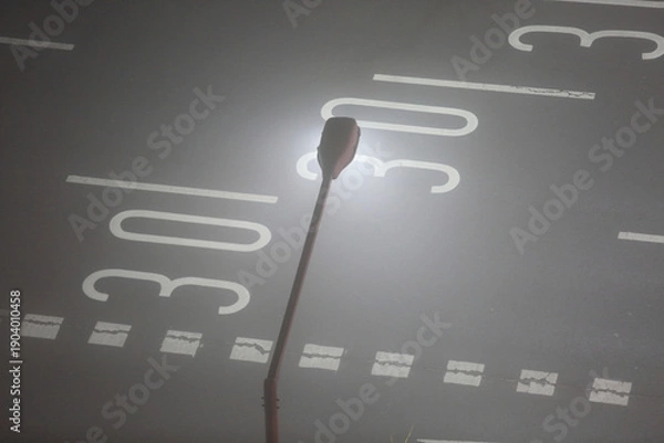 Obraz 어두운 밤에 아스팔트 도로를 밝히는 가로등