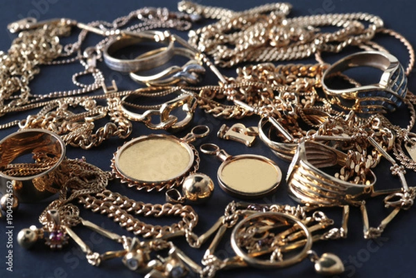 Obraz 金を含む貴金属類のアクセサリーを並べた集合写真