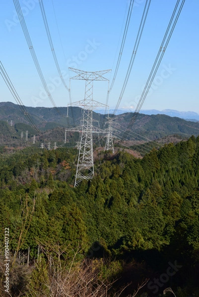 Obraz 山並みを越えて連なる送電鉄塔と高圧電線の風景