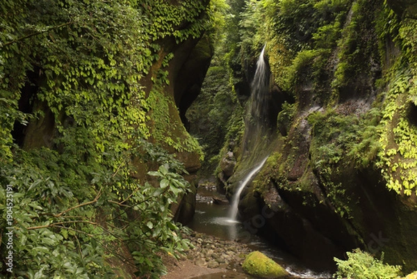 Obraz 由布川渓谷の幻想的な峡谷と岩肌を流れる滝