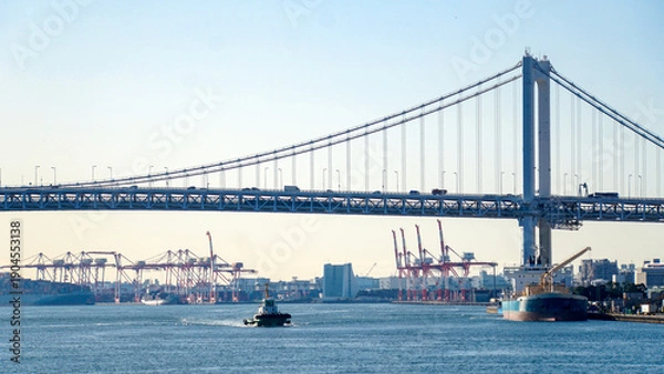 Obraz 貨物船が行き交う東京湾に架かるレインボーブリッジ