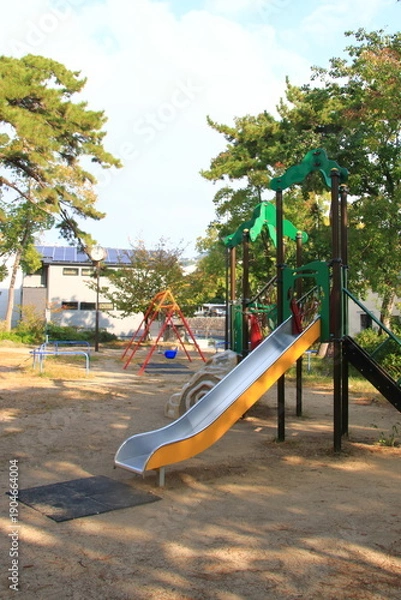 Obraz 日本の住宅街にある公園の風景：兵庫県西宮市松風公園(縦長)