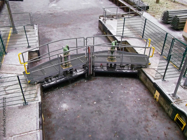 Obraz Eingefrorene Schleusentore Oberhalb der Schleuse