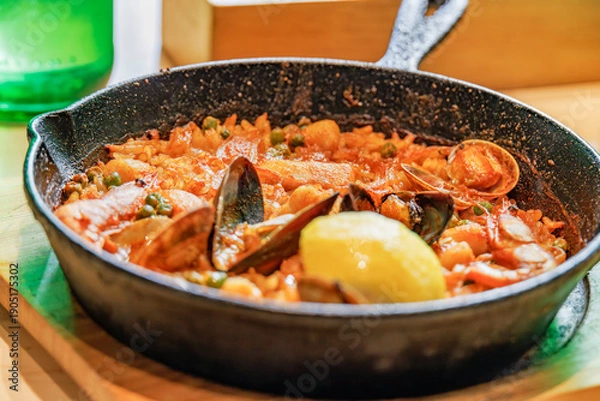 Obraz スキレットで提供される熱々のパエリア