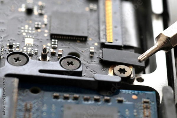 Obraz パソコンやスマートフォンに使われる六角や三角の頭の特殊なネジ