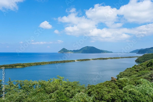 Obraz 長い砂州が続く甑島の名所の一つである長目の浜