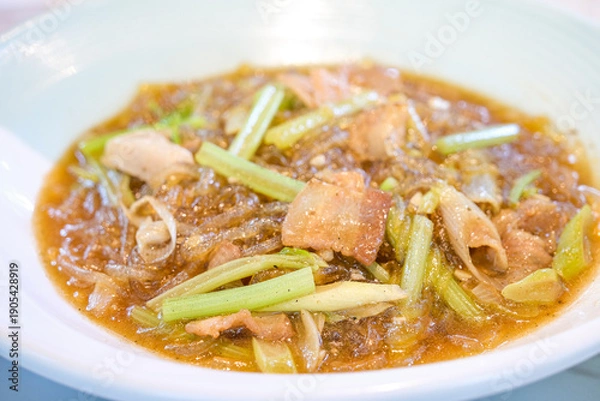 Obraz 豚肉とセロリと春雨を煮込んだ中華スープ