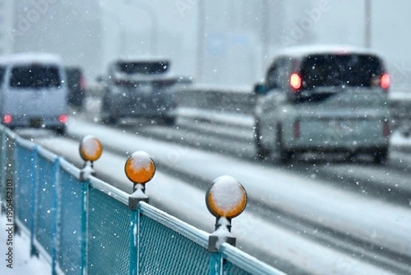 Obraz 雪の日に橋を渡り越境する車とデリネーター　新荒川大橋