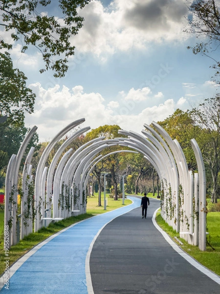 Obraz Tranquil Urban Park Path Featuring Unique Architectural Arches