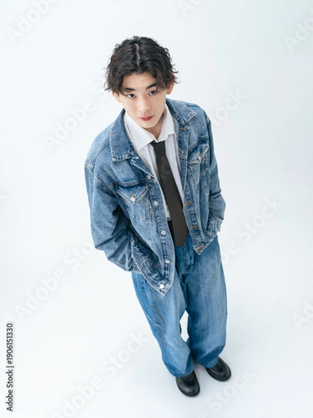 Obraz デニムを着た若い男性のポートレート