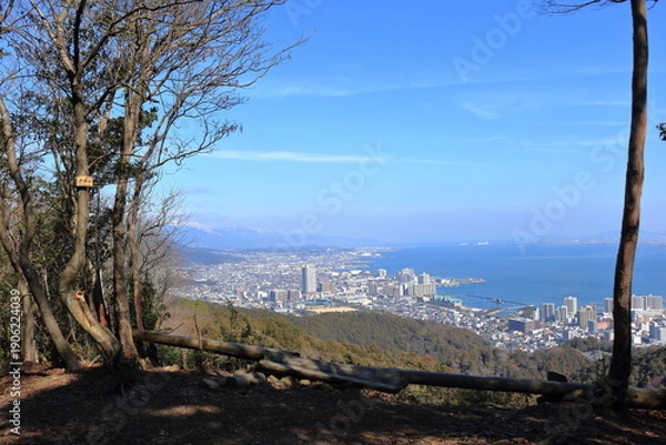 Obraz 逢坂山からの大津市街地と雪が積もった蓬莱山