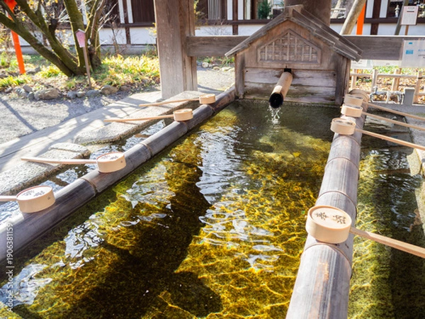 Obraz 神社の手水舎とひしゃく　清らかな水で手を清める参拝風景