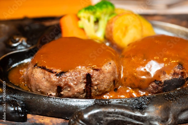 Obraz 鉄板で焼いたハンバーグステーキ　濃厚デミグラスソースの洋食