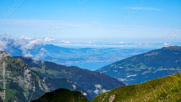 Obraz ベルナーオーバーラント地方の標高高い山肌から俯瞰した、湖と山々に囲まれたスイスの美しい自然景観