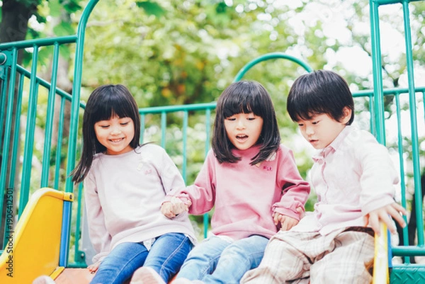 Obraz 滑り台で遊ぶ小さな子どもたち