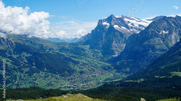 Obraz スイスのメンリッヒェンからクライネシャイデックへ向かうハイキングコースから見下ろす深い緑の谷間の村々