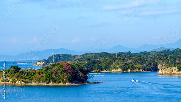 Obraz 桐垣展望台から望む英虞湾のリアス海岸と海面を走る一艘の白いボート