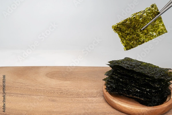Obraz 흰 배경에 젓가락으로 잡고 있는 한국 전통 김