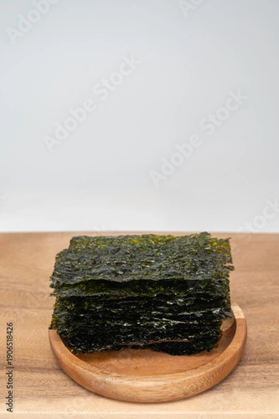 Obraz 나무 접시에 담긴 구운 한국 김 건강 식품