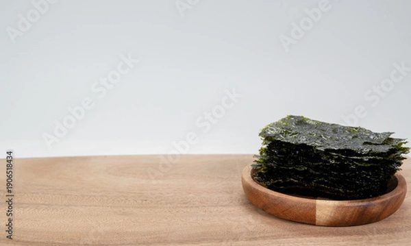 Obraz 나무 접시에 담긴 구운 한국 김 건강 식품