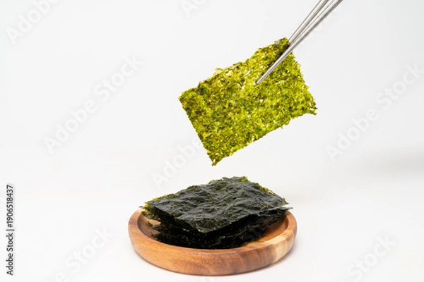 Obraz 흰 배경에 젓가락으로 잡고 있는 한국 전통 김