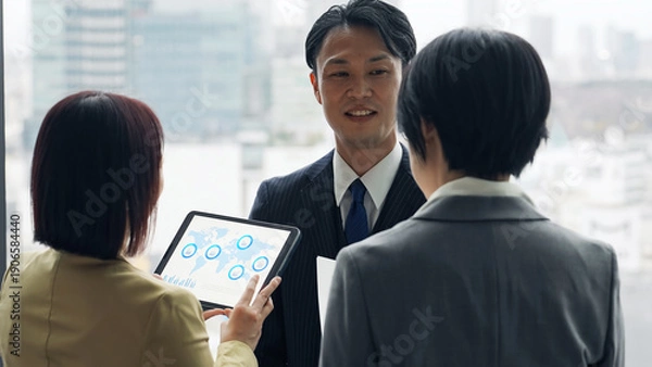 Obraz オフィスでインタビューを受ける男性ビジネスパーソン