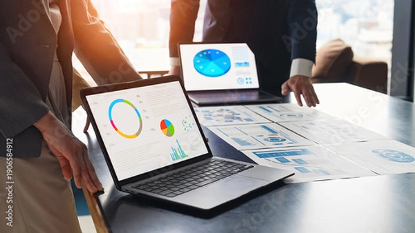 Obraz ビジネス、会議、ミーティング、チームワーク、ワークショップ、研修、指導、リーダーシップ、指示、経営、オフィス、人材、日本人、手元、顔なし、アップ、チーム、男性、女性、相談、会話、ディスカッション、ビジネスパーソン、ビジネスマン、グループ、打ち合わせ、企業、戦略、マネジメント、マーケティング、プロジェクト、企画、会社、シルエット、逆光、シリアス、ノートパソコン、書類、資料、レポート、企画書、データ、