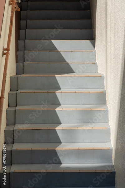 Obraz 日の当たる箇所と影が半々になっている階段