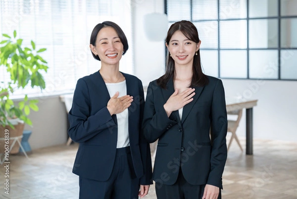 Obraz 胸に手を当てる女性