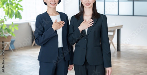 Obraz 胸に手を当てる女性