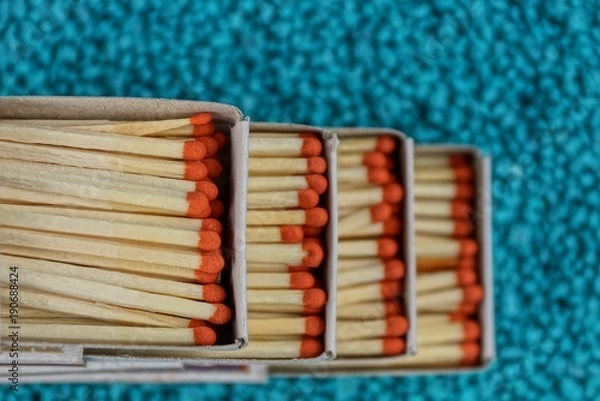 Fototapeta спичечные коробки с спичками на синем фоне