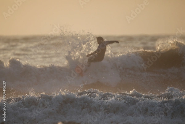 Obraz 朝焼けと波乗り