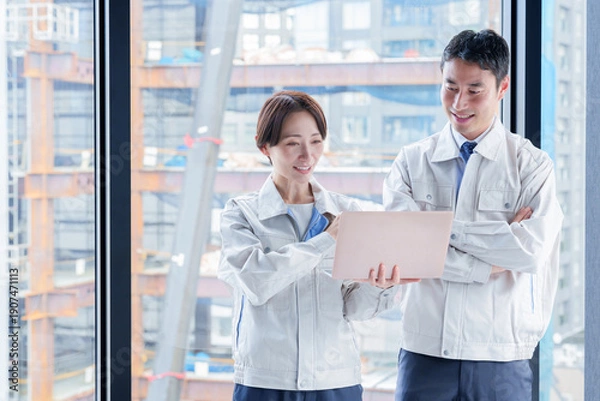 Obraz 工事現場で打ち合わせをする作業員