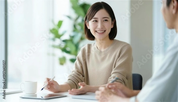 Obraz 笑顔で顧客と対話し契約の提案をする女性社員