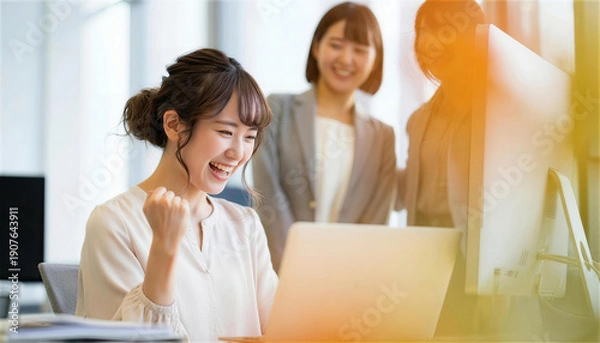 Obraz パソコン画面を見て成功を喜びガッツポーズする女性たち