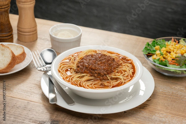 Obraz 食卓に置かれたミートソースの大盛りスープパスタ