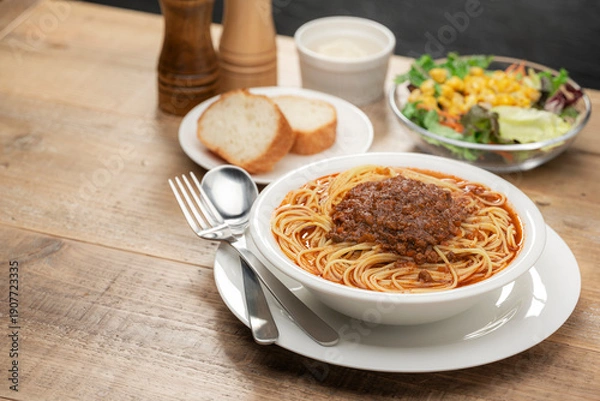 Obraz ボリューム感のあるミートソースの大盛りスープパスタとコピースペース