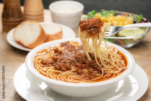 Obraz ミートソースが皿からこぼれそうな大盛りスープパスタ