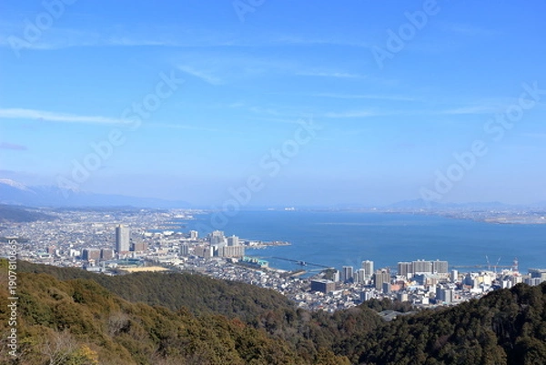 Obraz 滋賀県　逢坂山から見た琵琶湖岸に広がる大津市街地の風景